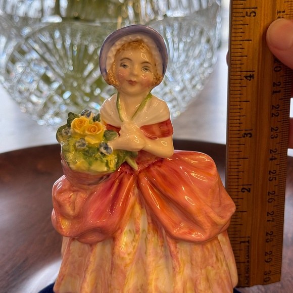 Royal Doulton miniature figurine "Cissie" HN 1809. Young girl with flowers. - Picture 6 of 8